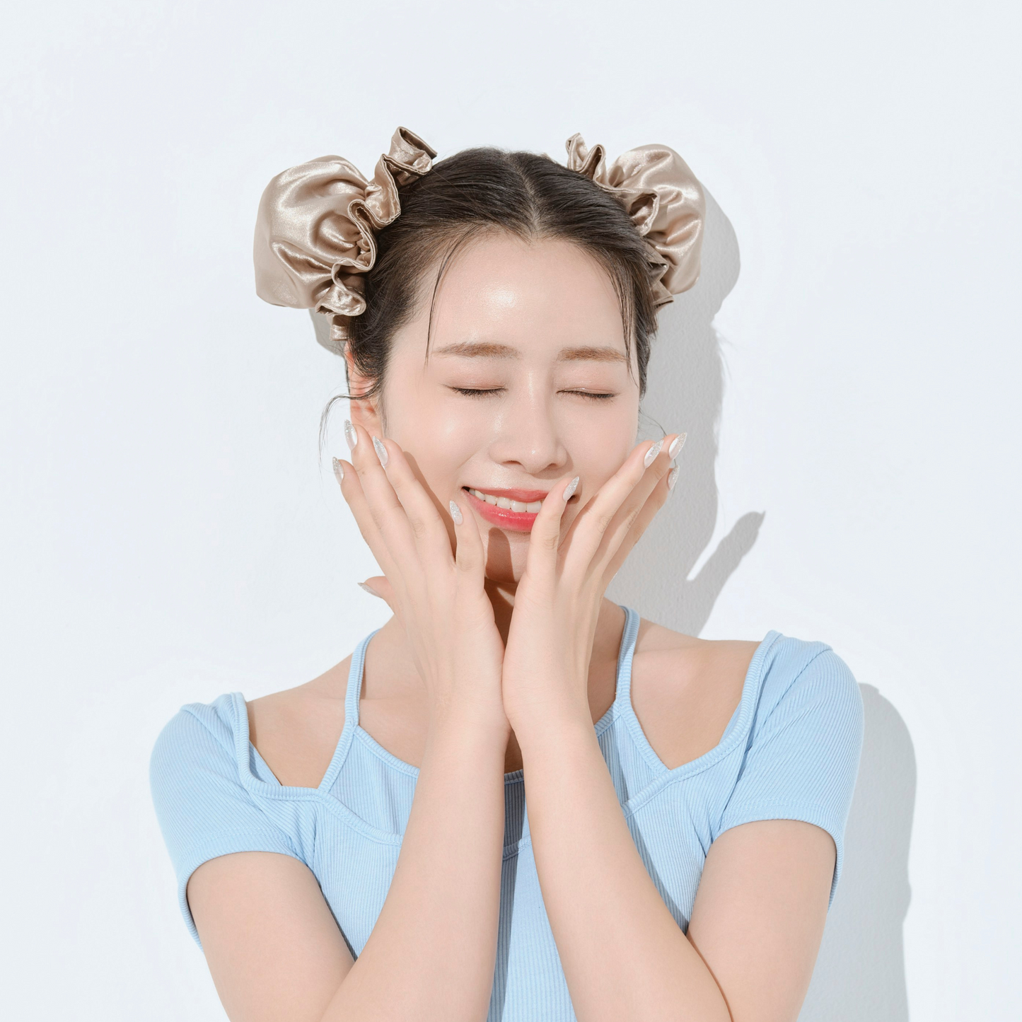 ケアヘアボンボンを付けた女性