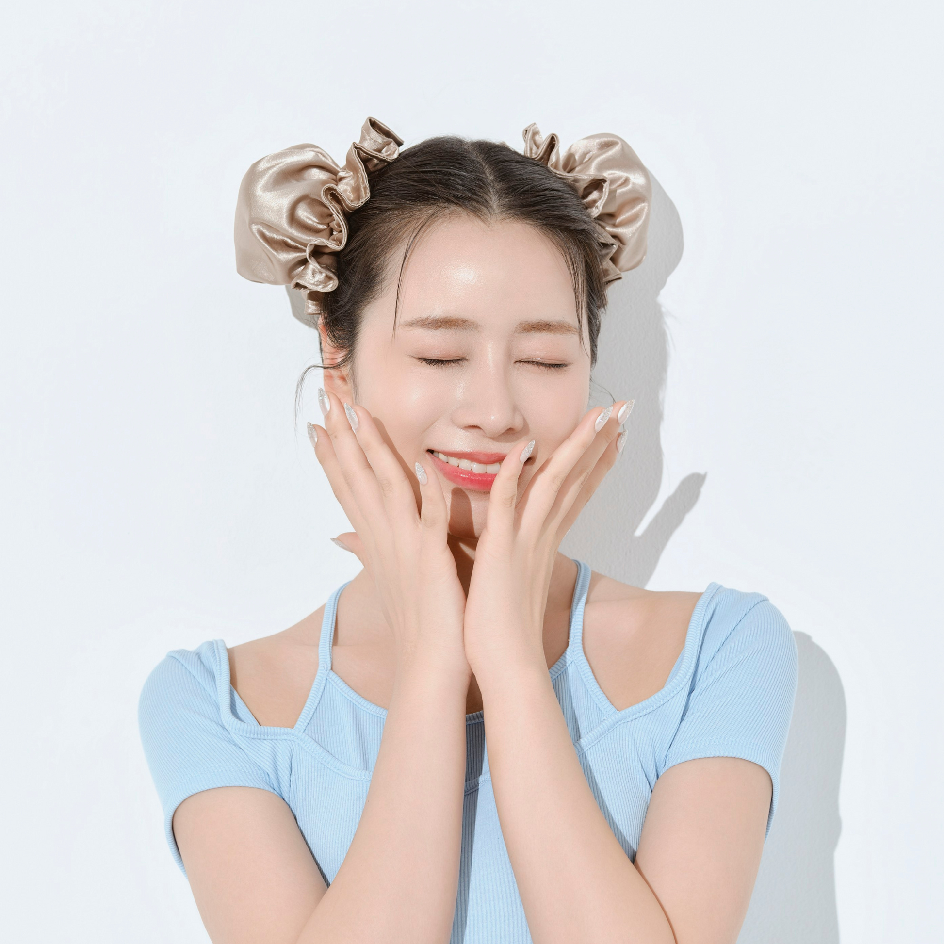 ケアヘアボンボンを付けた女性