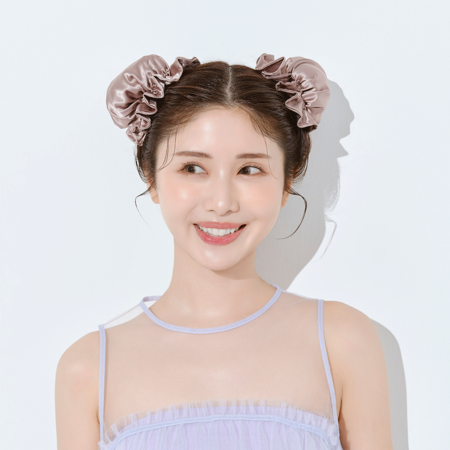 ケアヘアボンボンを付けた女性